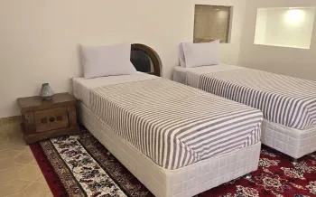 اقامتگاه بومگردی خانه حقیقت یزد - اتاق 2 تخته (2 تخت 1 نفره)