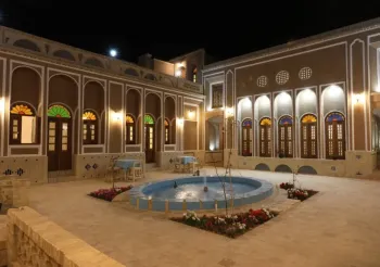 اقامتگاه سنتی آلما یزد - نمای محوطه