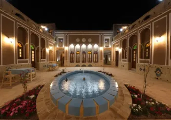 اقامتگاه سنتی آلما یزد - نمای محوطه