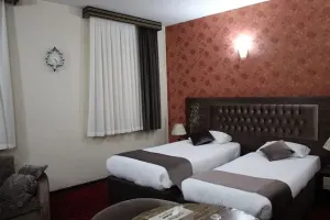 هتل بزرگ پارسیا قم - اتاق 2 تخته (2تخت 1نفره)