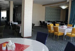 هتل بزرگ پارسیا قم - رستوران