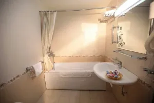 هتل بزرگ پارسیا قم - حمام