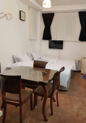 خانه مسافر سپیدار قم - اتاق 2 تخته (2 تخت 1 نفره)