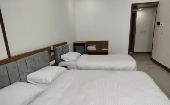 هتل یلدا قم - اتاق 3 تخته (1 تخت 2 نفره 1 تخت 1 نفره)