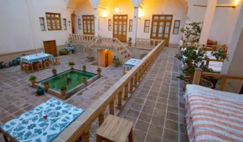 اقامتگاه سنتی کاشانه روشن کاشان - نمای محوطه