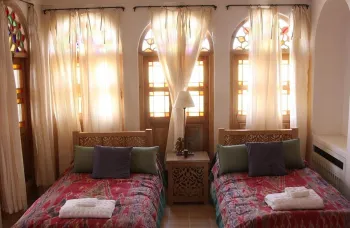 اقامتگاه سنتی منوچهری کاشان - اتاق 2 تخته (2 تخت 1 نفره)