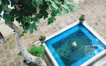 اقامتگاه سنتی نه چم کاشان - نمای محوطه