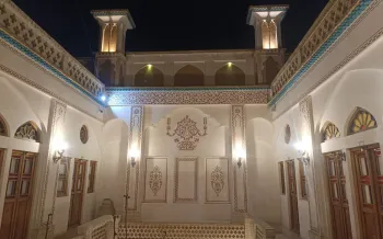 اقامتگاه سنتی نه چم کاشان - نمای محوطه