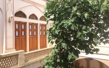 اقامتگاه سنتی نه چم کاشان - نمای محوطه