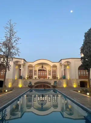 اقامتگاه سنتی عمارت ماندگار کاشان - نمای محوطه 