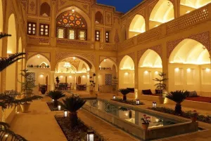 اقامتگاه سنتی عمارت ماندگار کاشان - نمای محوطه 