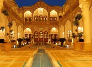 اقامتگاه سنتی عمارت ماندگار کاشان - نمای محوطه 