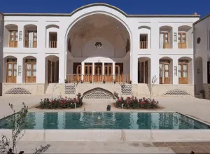 اقامتگاه سنتی سرای فلاحتی کاشان - نمای محوطه