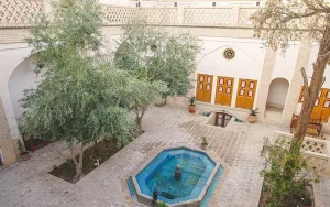 اقامتگاه سنتی بوتیک سرای قجر کاشان - نمای محوطه