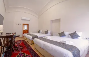 اقامتگاه سنتی بوتیک سرای قجر کاشان - اتاق 4 تخته (1 تخت 2 نفره 2 تخت 1 نفره)