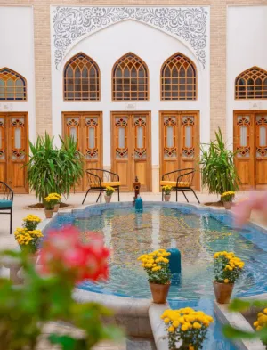 اقامتگاه سنتی ایوان کاشان - نمای محوطه