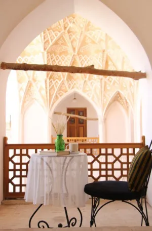 اقامتگاه سنتی عمارت بالابان کاشان - نمای محوطه