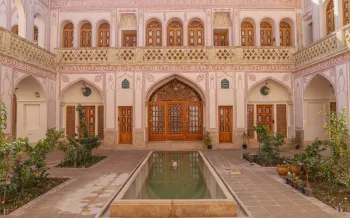 اقامتگاه سنتی عمارت آقاحسینی کاشان - نمای محوطه 