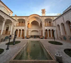 اقامتگاه سنتی عمارت آقاحسینی کاشان - نمای محوطه 