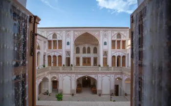 اقامتگاه سنتی عمارت آقاحسینی کاشان - نمای محوطه 