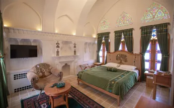 اقامتگاه سنتی عمارت آقاحسینی کاشان - اتاق 3 تخته (3 تخت 1 نفره)