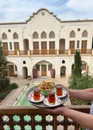 اقامتگاه سنتی خانه ادیب کاشان - نمای محوطه