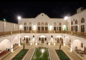 اقامتگاه سنتی خانه ادیب کاشان - نمای محوطه