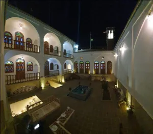 اقامتگاه سنتی گیواک کاشان - نمای محوطه 