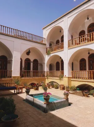 اقامتگاه سنتی گیواک کاشان - نمای محوطه 