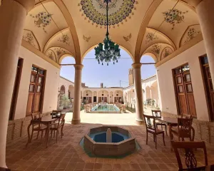 اقامتگاه سنتی یاسمین راهب کاشان - نمای محوطه