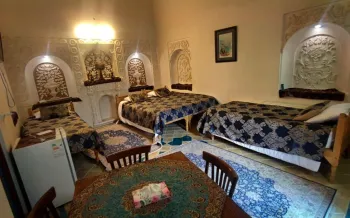 اقامتگاه سنتی خادمی کاشان - اتاق 4 تخته (1 تخت 2 نفره 2 تخت 1 نفره)