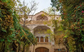اقامتگاه سنتی خادمی کاشان - نمای محوطه 