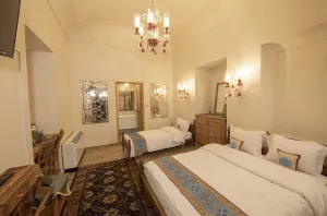 اقامتگاه سنتی عمارت محمودیه کاشان - اتاق 3 تخته (1 تخت 2 نفره 1 تخت 1 نفره)