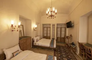 اقامتگاه سنتی عمارت محمودیه کاشان - اتاق 3 تخته (1 تخت 2 نفره 1 تخت 1 نفره)