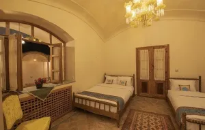 اقامتگاه سنتی عمارت محمودیه کاشان - اتاق 3 تخته (1 تخت 2 نفره 1 تخت 1 نفره)