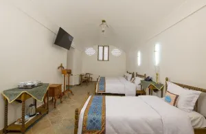 اقامتگاه سنتی عمارت محمودیه کاشان - اتاق 3 تخته (1 تخت 2 نفره 1 تخت 1 نفره)