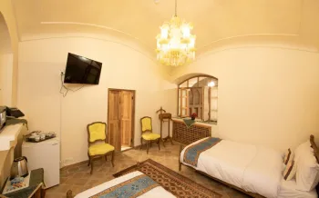 اقامتگاه سنتی عمارت محمودیه کاشان - اتاق 3 تخته (1 تخت 2 نفره 1 تخت 1 نفره)