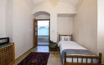 اقامتگاه سنتی عمارت محمودیه کاشان - اتاق 1 تخته (1 تخت 1 نفره)