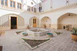 اقامتگاه سنتی سرپله کاشان - نمای محوطه 