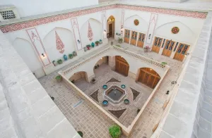 اقامتگاه سنتی سرپله کاشان - نمای محوطه 