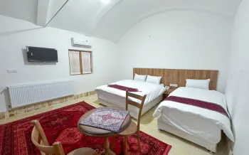 خانه مسافر عمارت ایرانی کاشان - اتاق 3 تخته (1 تخت 2 نفره 1 تخت 1 نفره)