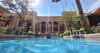 اقامتگاه سنتی عمارت بهروزی قزوین - نمای محوطه 