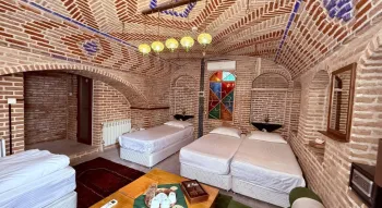 اقامتگاه سنتی عمارت بهروزی قزوین - اتاق 4 تخته (4 تخت 1 نفره)