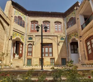 اقامتگاه سنتی عمارت بامگاه کرمانشاه - نمای محوطه 