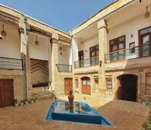 اقامتگاه سنتی عمارت بامگاه کرمانشاه - نمای محوطه 