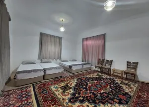 اقامتگاه سنتی عمارت بامگاه کرمانشاه - اتاق 4 تخته (1 تخت 2 نفره 2 تخته 1 نفره)