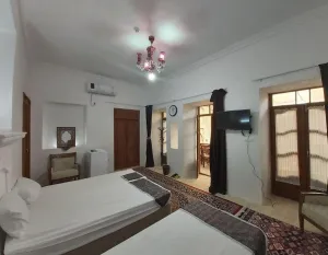 اقامتگاه سنتی عمارت بامگاه کرمانشاه - اتاق 3 تخته (1 تخت 2 نفره 1 تخت 1 نفره)