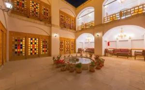 هتل بوتیک کاروانیکا کرمان - نمای محوطه 