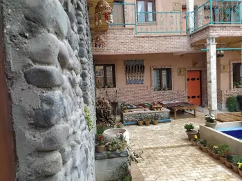 اقامتگاه بومگردی گلجان زنجان - نمای محوطه 