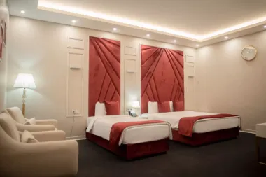 هتل ملل اردبیل - اتاق 3 تخته (1 تخت 2 نفره و 1 تخت 1 نفره)